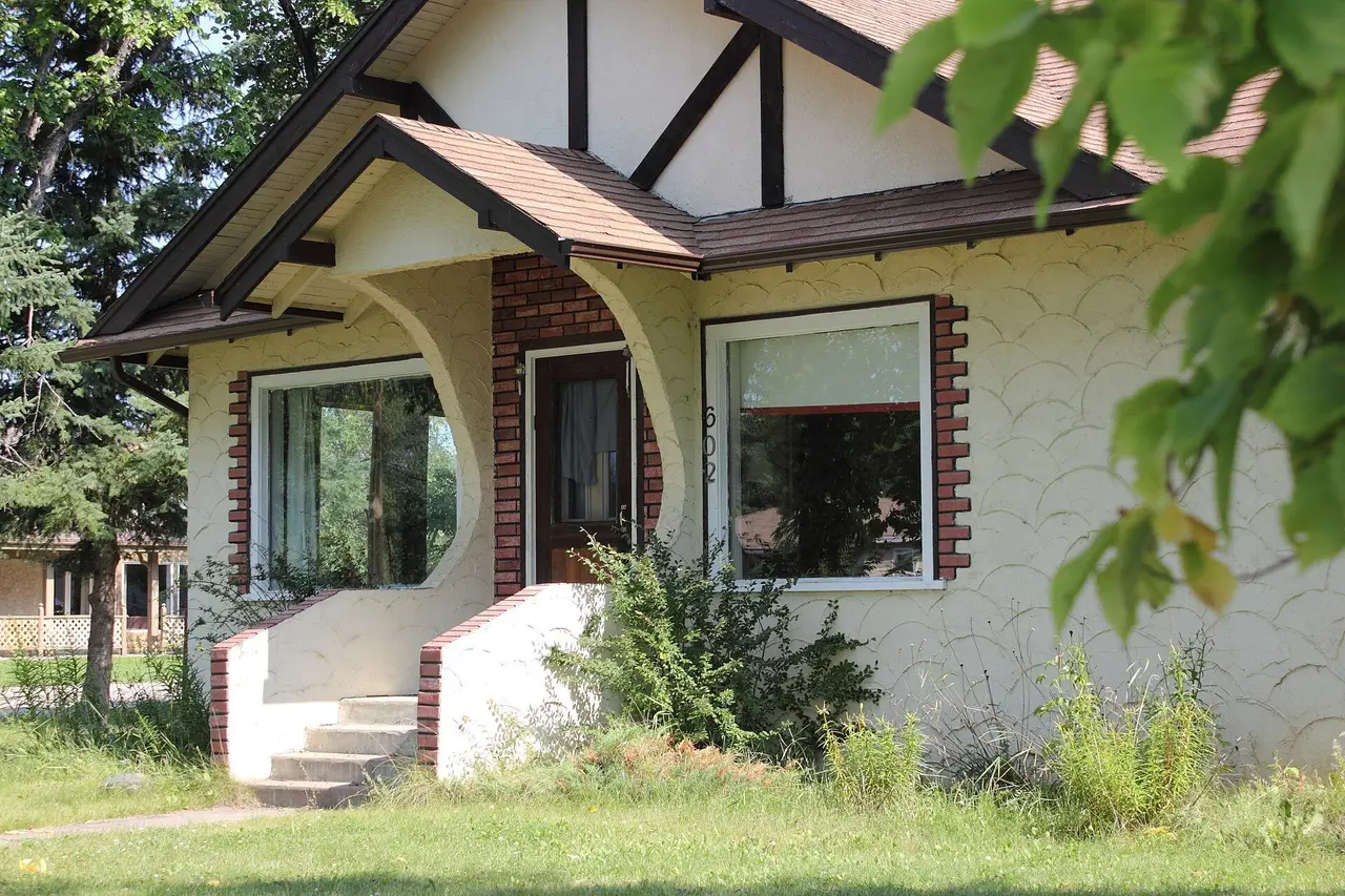 Stucco house with arched porch, 602, 2012