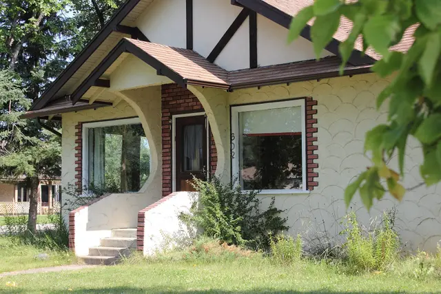 Stucco house with arched porch, 602
